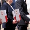 Uczestnicy uroczystości na dziedzińcu Belwederu w Warszawie, podczas której 2 maja 2022 r. prezydent