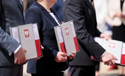 Uczestnicy uroczystości na dziedzińcu Belwederu w Warszawie, podczas której 2 maja 2022 r. prezydent