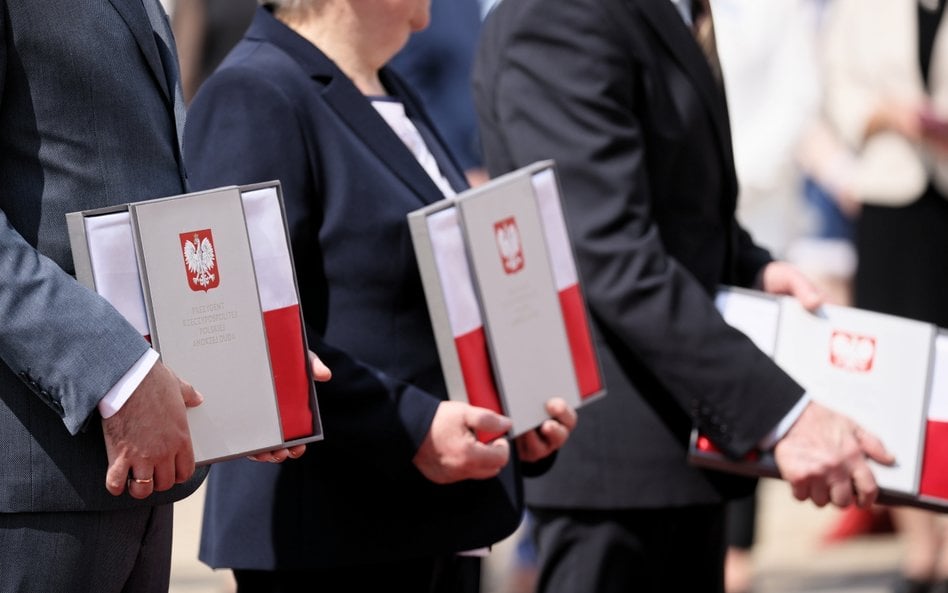Uczestnicy uroczystości na dziedzińcu Belwederu w Warszawie, podczas której 2 maja 2022 r. prezydent