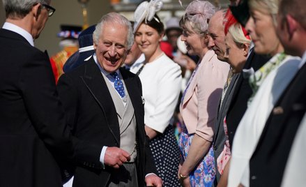 Zgodnie z tradycją Karol III w trakcie ceremonii koronacyjnej będzie kilkukrotnie zmieniał szaty, ni