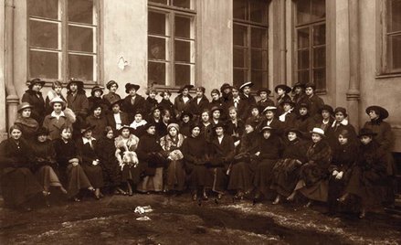 Oddział żeński POW z komendantką J. Brzeską, Warszawa, 19 marca 1917 r.