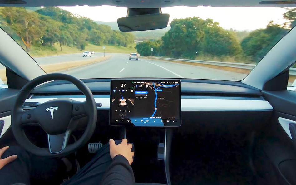 Autopilot Tesli co chwila zawodzi, a Musk snuje wizję o pełnej autonomii