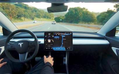 Autopilot Tesli co chwila zawodzi, a Musk snuje wizję o pełnej autonomii
