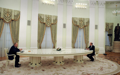 Niemiecki kanclerz Olaf Scholz spotkał się we wtorek z rosyjskim prezydentem Władimirem Putinem.