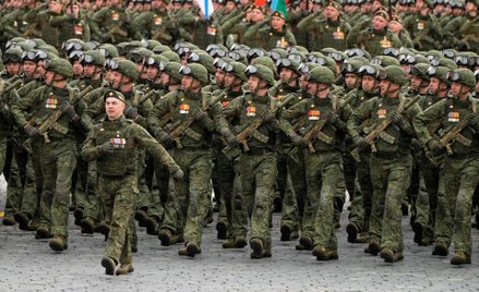 Rosyjscy żołnierze podczas parady w Moskwie z Okazji 81 rocznicy zwycięstwa w tzw. wojnie ojczyźnian