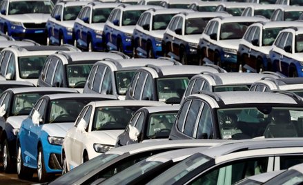 Władze UE hamują sprzedaż nowych aut