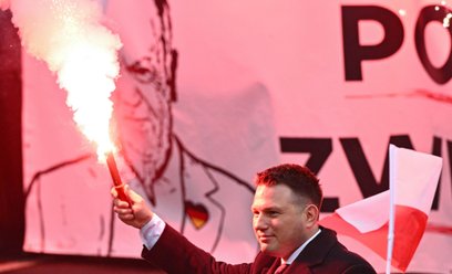 Poseł Konfederacji Sławomir Mentzen przed rozpoczęciem Marszu Niepodległości w 2025 r.