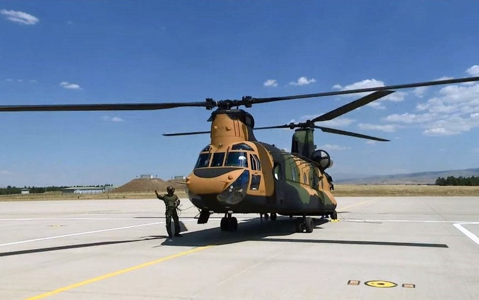 Turecki ciężki śmigłowiec transportowy Boeing CH-47F Chinook. Fot./SSB.