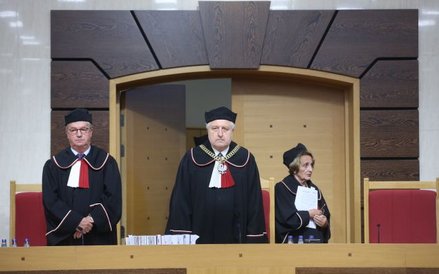 Prezes TK Andrzej Rzepliński (C) oraz sędziowie TK Małgorzata Pyziak-Szafnicka (P) i sędzia sprawozd