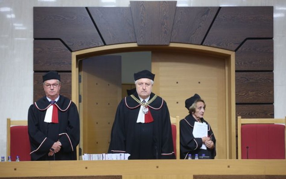 Prezes TK Andrzej Rzepliński (C) oraz sędziowie TK Małgorzata Pyziak-Szafnicka (P) i sędzia sprawozd