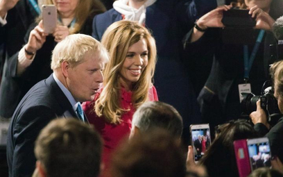 Brytyjski premier Boris Johnson (ze swoją partnerką Carrie Symonds) ma ostatnio dobrą passę. I może 
