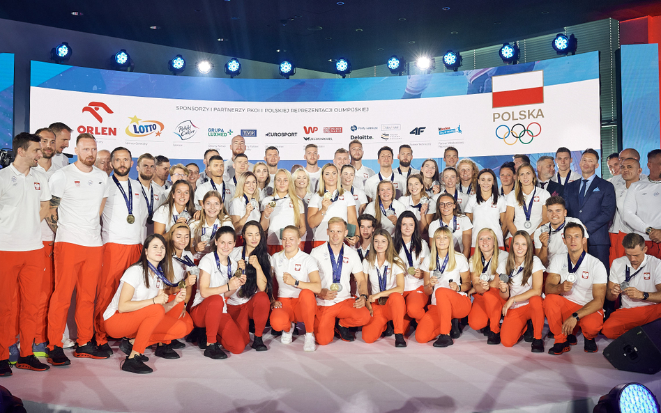 Sportowcy, którzy stanęli na podium, dostali zegarki oraz - na rok - samochody