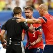Najwięcej kontrowersji wzbudziła sytuacja, po której tuż przed przerwą wyrównującego gola strzelił J