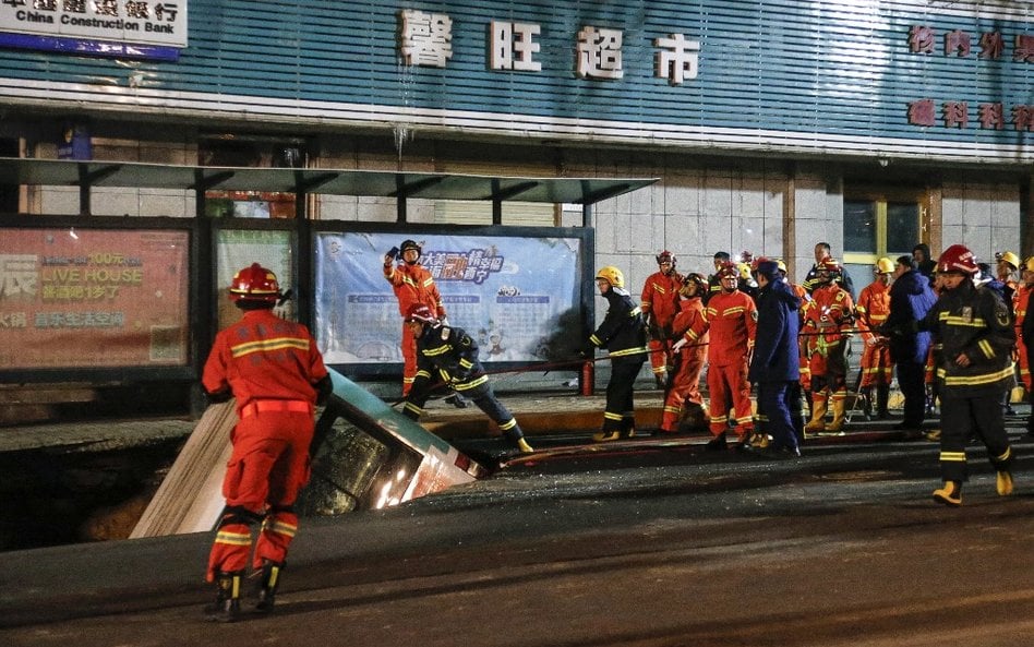 Chiny: Autobus wpadł do leja krasowego. Nie żyje sześć osób