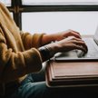 Globalnie 61 proc. pracowników ma poczucie, iż liczba ich codziennych obowiązków wykracza poza jedno
