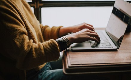 Globalnie 61 proc. pracowników ma poczucie, iż liczba ich codziennych obowiązków wykracza poza jedno