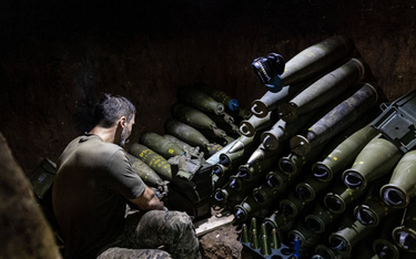 Ukraiński żołnierz przygotowuje pociski artyleryjskie kal. 155 mm, obwód doniecki, 6 sierpnia