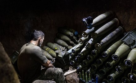 Ukraiński żołnierz przygotowuje pociski artyleryjskie kal. 155 mm, obwód doniecki, 6 sierpnia