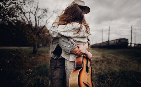 Sam z siebie język nie cementuje grup. Potrzeba czegoś głębszego i bardziej emocjonalnego niż zimne 