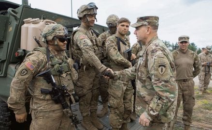 Ćwiczenia Saber Strike 2017. Gen. Ben Hodges w Orzyszu z żołnierzami batalionowej grupy bojowej NATO
