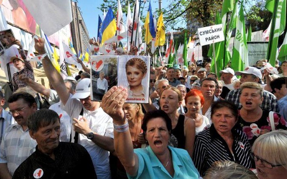 Julii Tymoszenko, pilnowało wczoraj kilkuset milicjantów odgrodzonych metalowymi barierkami od niewi