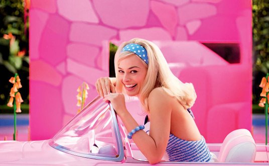 To właśnie Margot Robbie, współproducentka filmu zdecydowała, by napisanie scenariusza do "Barbie" p