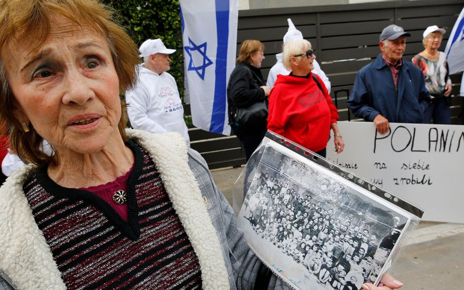 Tel-Awiw: Protest ocalałych z Zagłady przed polską ambasadą. "Weźcie na siebie co wy zrobili"