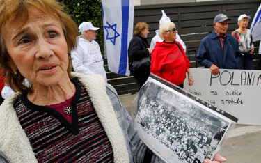 Tel-Awiw: Protest ocalałych z Zagłady przed polską ambasadą. "Weźcie na siebie co wy zrobili"