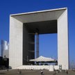 Grand Arc de la Fraternite w paryskiej dzielnicy La Défense