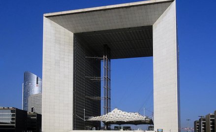 Grand Arc de la Fraternite w paryskiej dzielnicy La Défense