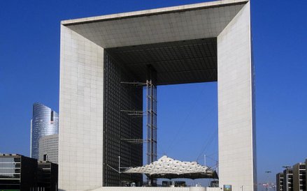Grand Arc de la Fraternite w paryskiej dzielnicy La Défense