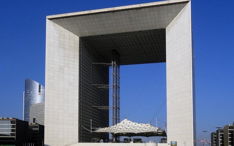 Grand Arc de la Fraternite w paryskiej dzielnicy La Défense