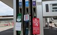 Rafinerie stoją, kolejki rosną. Rosja zaciska kurek z paliwem