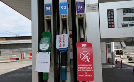 Rafinerie stoją, kolejki rosną. Rosja zaciska kurek z paliwem