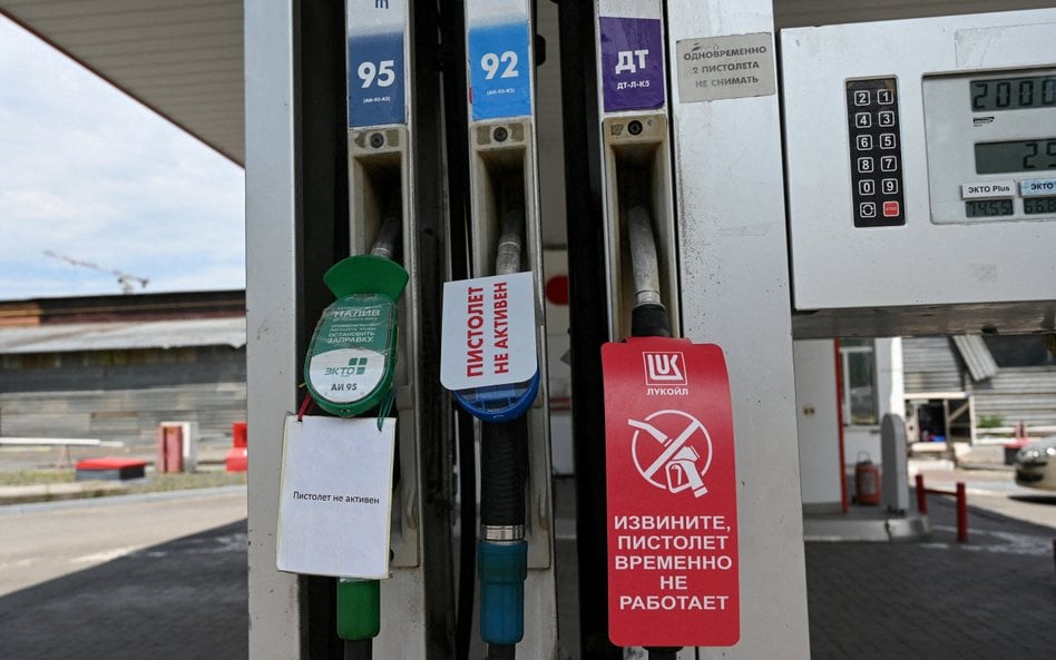 Rafinerie stoją, kolejki rosną. Rosja zaciska kurek z paliwem