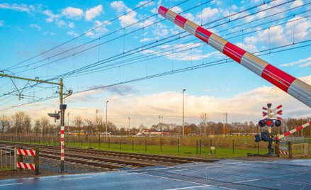 Miliony w modernizację przejazdów kolejowych. Dróżnicy będą zbędni