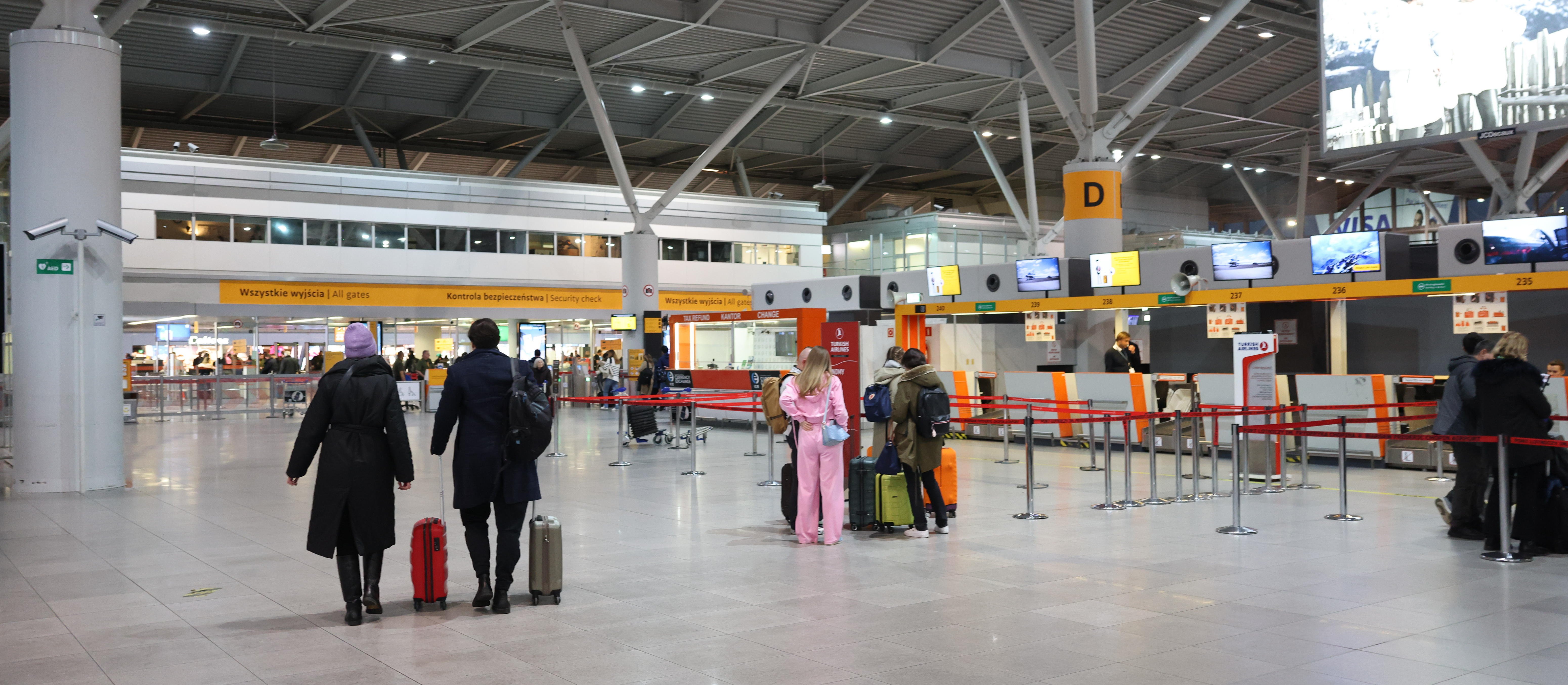 Młody Ukrainiec z zagłuszarką fal radiowych zatrzymany na lotniku Okęcie. Sprawę badają służby - ustaliła „Rz".