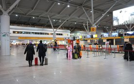 Po co młody Ukrainiec przesiadywał w hali  lotniska Okęcie ze sprzętem zagłuszającym?