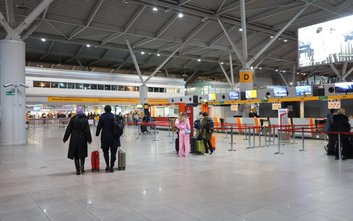 Po co młody Ukrainiec przesiadywał w hali  lotniska Okęcie ze sprzętem zagłuszającym?