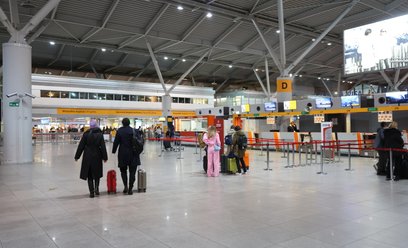 Po co młody Ukrainiec przesiadywał w hali  lotniska Okęcie ze sprzętem zagłuszającym?