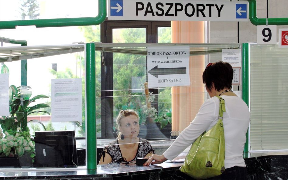 Wkrótce biura paszportowe zamkną się na tydzień. Nie będą wydawać dokumentów