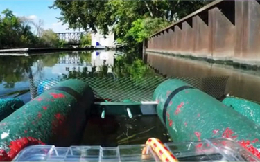 Robot sprząta rzekę w Chicago. Każdy może nim sterować