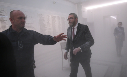 Poseł Konfederacji Grzegorz Braun zgasił gaśnicą menorę chanukową w Sejmie