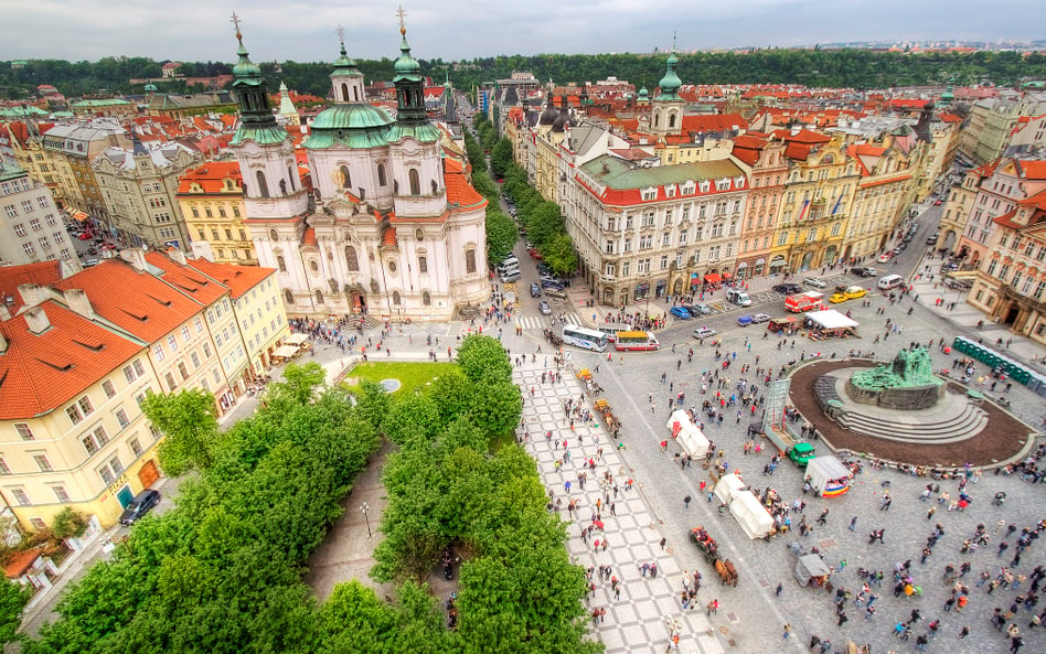 Rynek staromiejski w Pradze to jedno z najczęściej odwiedzanych miejsc w stolicy Czech.