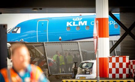 Służby ratunkowe na lotnisku Schiphol w Holandii