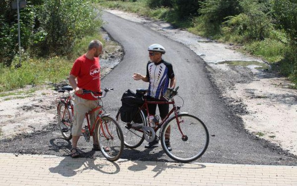 Jazda rowerzystów obok siebie dopuszczalna jest tylko wtedy, gdy nie utrudni to ruchu innych pojazdó