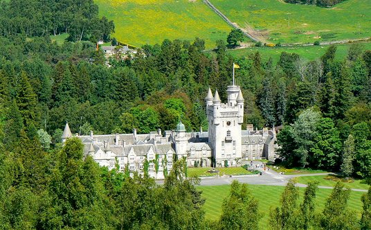 Zamek Balmoral widziany z lotu ptaka.