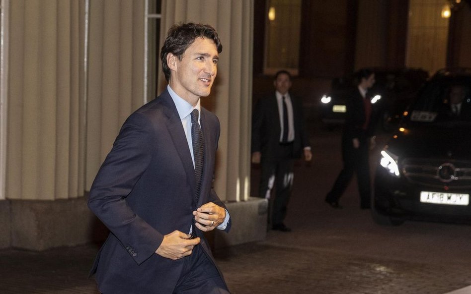 Macron, Johnson i Trudeau nagrani na przyjęciu u królowej. Żartowali z Trumpa?