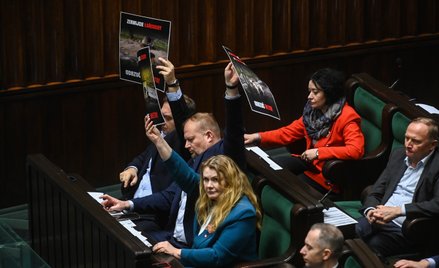 Posłanka KO Katarzyna Piekarska (3L), poseł KO Witold Zembaczyński (2L) i poseł Lewicy Tomasz Trela 