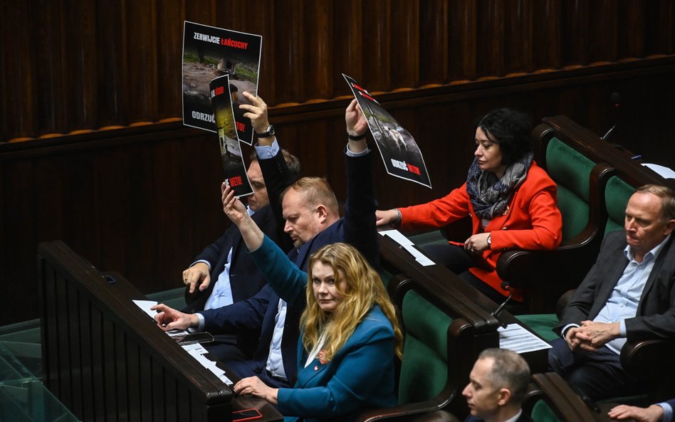 Posłanka KO Katarzyna Piekarska (3L), poseł KO Witold Zembaczyński (2L) i poseł Lewicy Tomasz Trela 